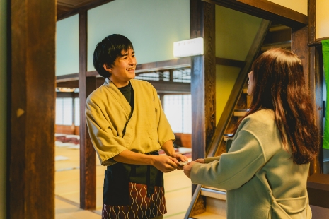请从中央走廊尽头的左侧楼梯上至二楼。请在神之汤二楼休息室入口处,再次向工作人员出示门票。工作人员将带领宾客前往座位。