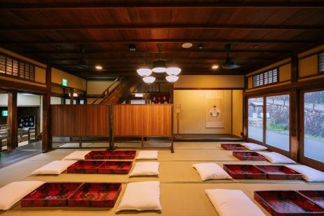 工作人员将对宾客进行馆内介绍。具体敬请查阅灵之汤二楼休息室的使用说明(使用指南手册)。