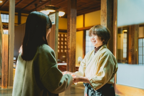请从中央走廊尽头的左侧楼梯上至二楼。请在灵之汤二楼休息室入口处,再次向工作人员出示门票。工作人员将带领宾客前往包间。