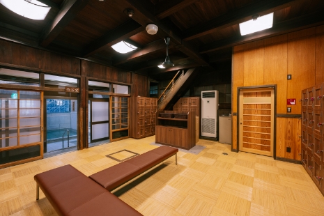 Please move to the changing room of Kami-no-yu.