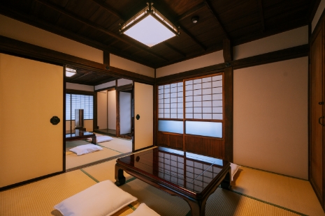 Staff will give you an explanation of the Dōgo Onsen Honkan.About Tama-no-yu 3rd floor special room The Soaring Room, please refer to