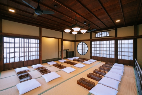 Staff will give you an explanation of the Dōgo Onsen Honkan.About the 3rd floor Tama-no-yu, special room Shirasagi-no-ma Room, please refer to