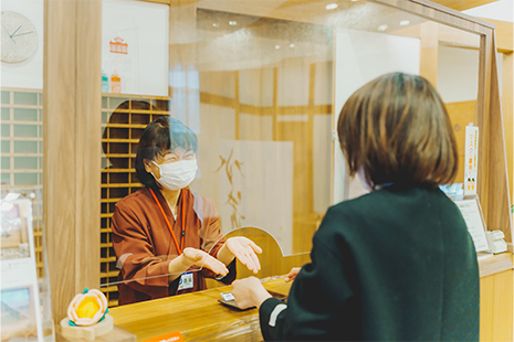 접수창구에 입욕권을 제시하여 주십시오.