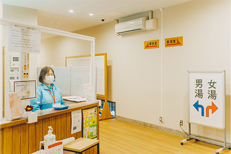 남성은 접수 창구 왼쪽. 여성은 접수 창구 오른쪽 탈의실로 나뉘어서 입욕하십시오.