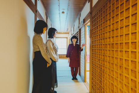 직원이 개인실로 안내합니다. 개인실은 5개의 방이 있습니다.