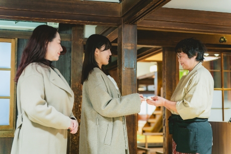 請沿著中央走廊走到底,然後由左側的樓梯登上2樓。到達又新殿入口時,請再次向工作人員出示您的參觀券。